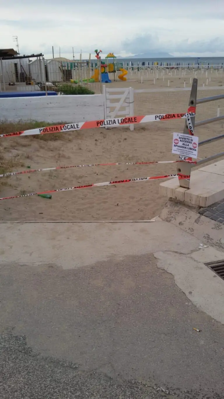 Chiuse le spiagge libere in una zona del litorale: la rabbia dell’ex sindaco