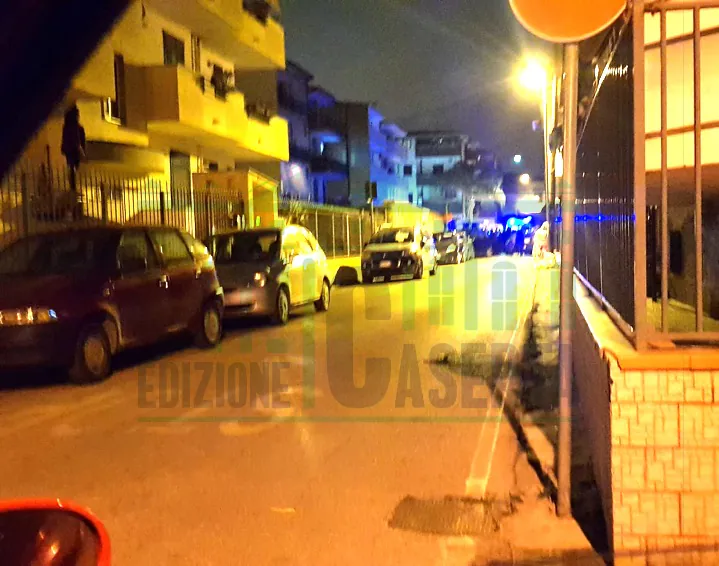 Botte da orbi in via Napoli, succede di tutto. Arrivano carabinieri ed ambulanza