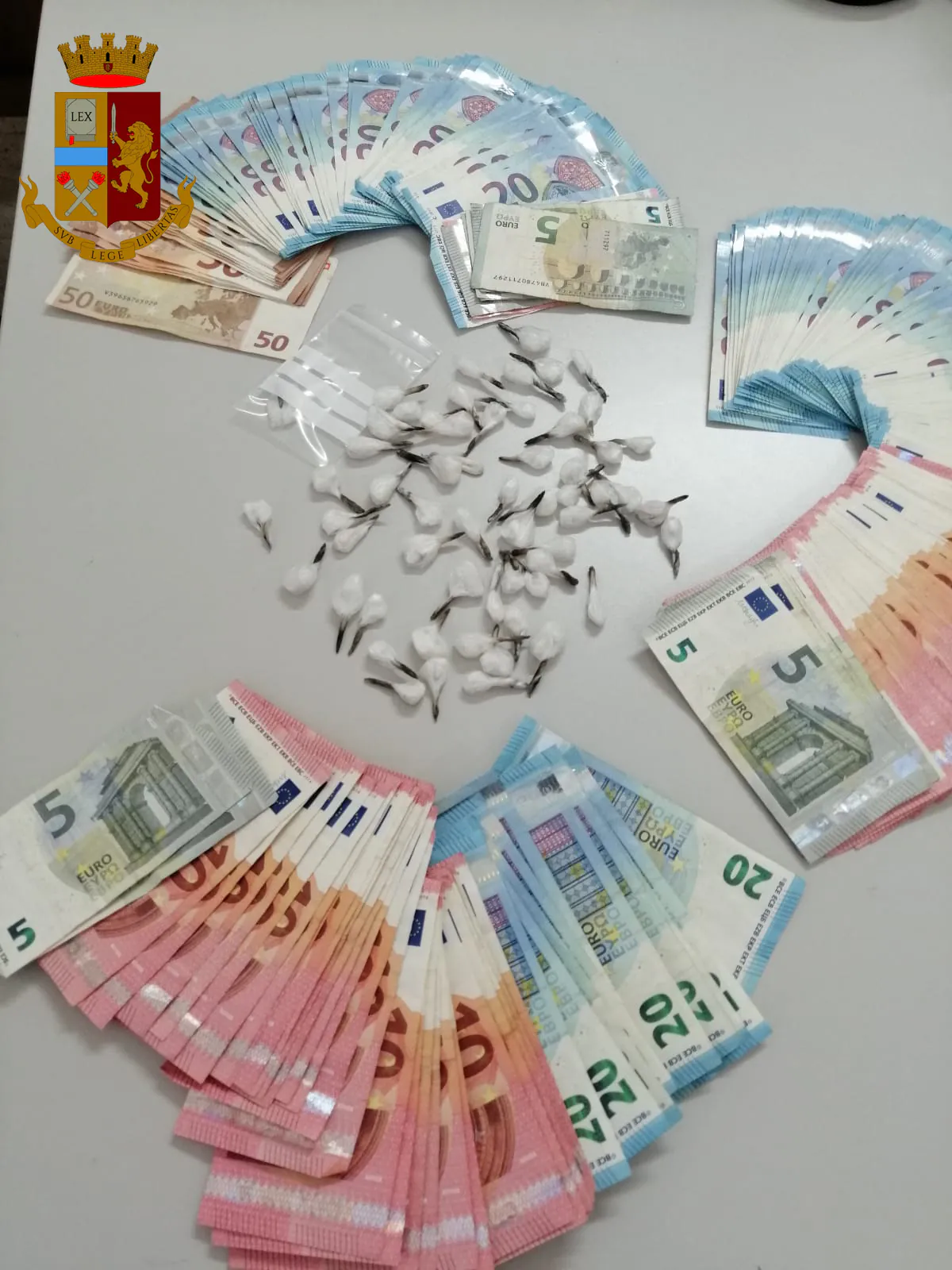 “Pa’ non aprire”: polizia sfonda porta e trova coca e soldi nella camera dei nipotini. Arrestati padre e figlio. NOMI E FOTO