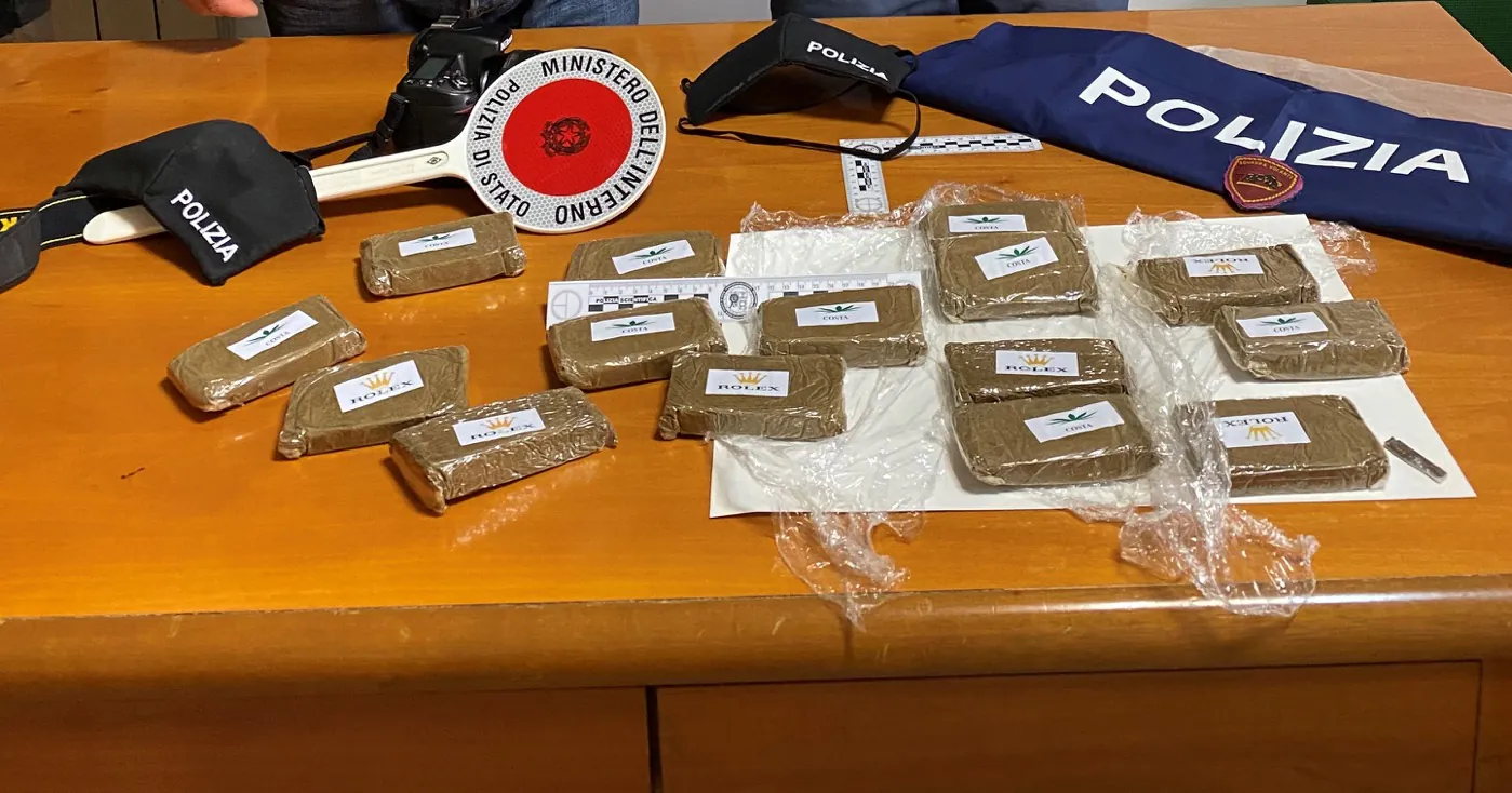 Beccato con un chilo e mezzo di hashish, segnalato dai cittadini. Nei guai anche il cognato