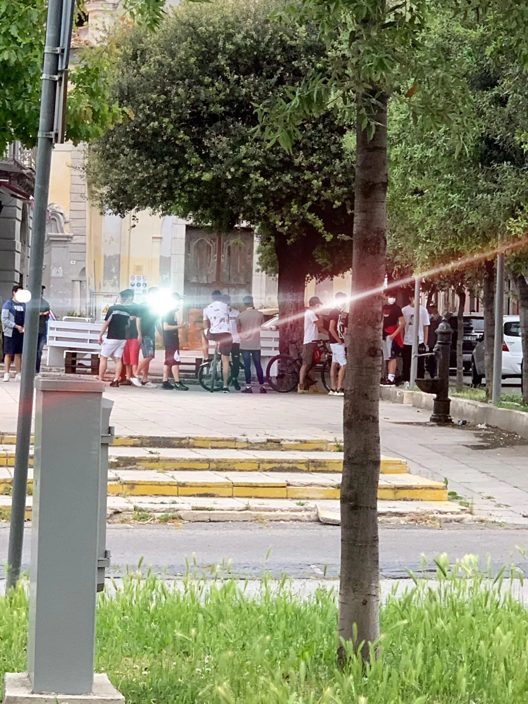 Assembramento in piazza Lettieri: per fortuna qualcuno indossa la mascherina