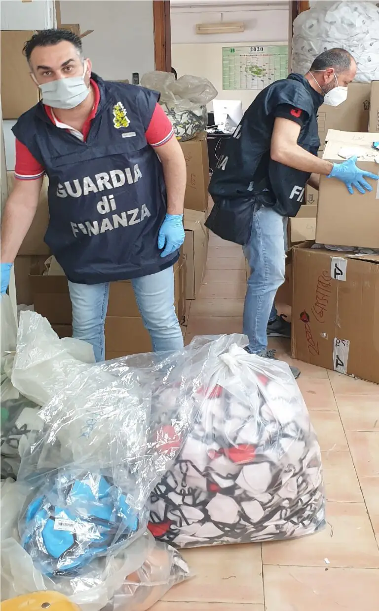 Caos mascherine nel Casertano, Finanza chiude fabbrica: 10 rivenditori nei guai. VIDEO E FOTO