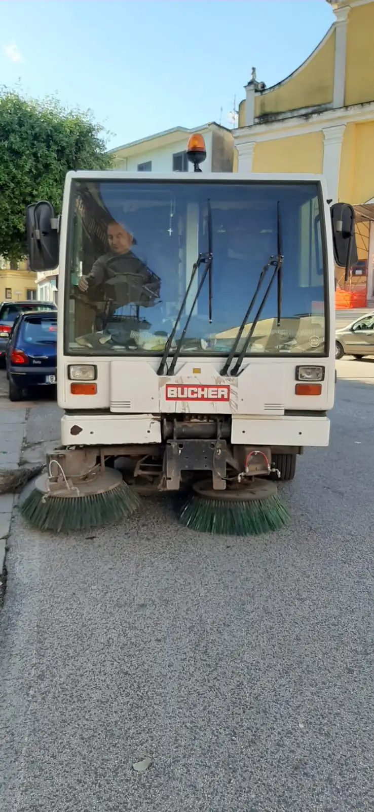 Ferrara in versione ‘sergente di ferro’: spuntano le spazzatrici. A Cancello la gente resta delusa