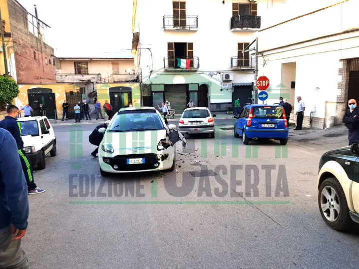 Impatto tra 2 auto e lite in via Elevata. Uno va fuori giri e semina lo scompiglio