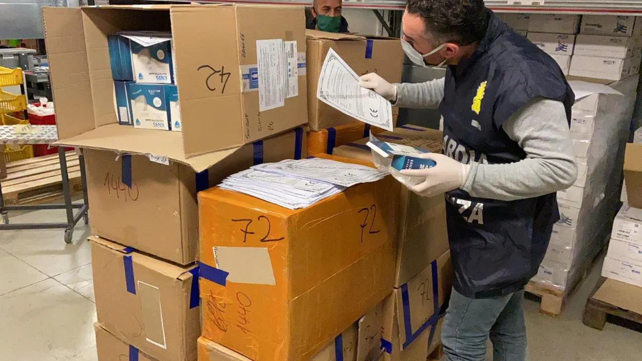 Finanza fa irruzione in farmacia e trova le mascherine “pezzottate”: stanati pure i grossisti. FOTO E VIDEO