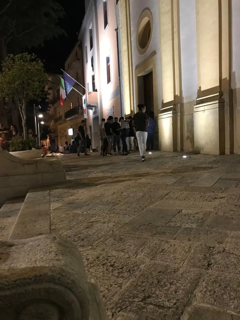 Piazza Roma gremita di giovani: impazza la movida (VIDEO)