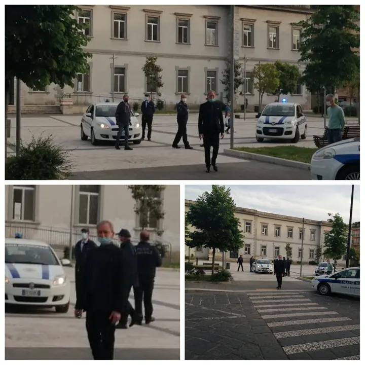 Blitz nella piazza centrale: ragazzini scappano e si disperdono