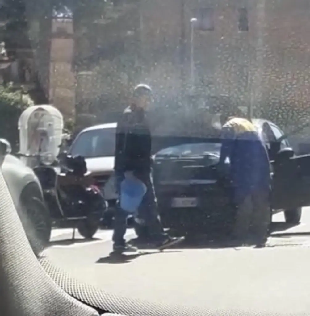 Auto in fiamme: paura in centro. VIDEO