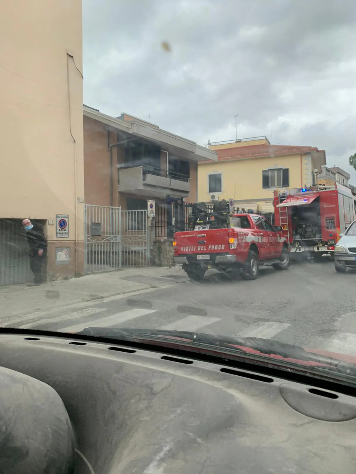 In fiamme una villa in viale Lincoln (IL VIDEO)