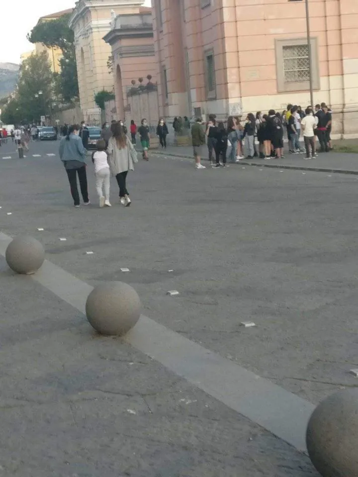 Assembramenti e giovani in giro senza mascherina: il sindaco e Del Gaudio ammoniscono i casertani