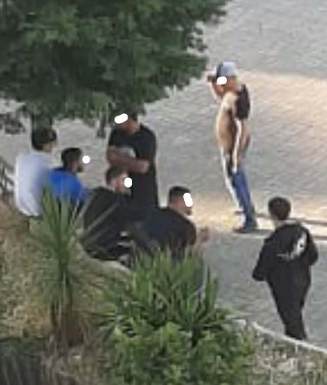 Choc in piazza nel centro: crocchi di ragazzi senza mascherina (FOTO)