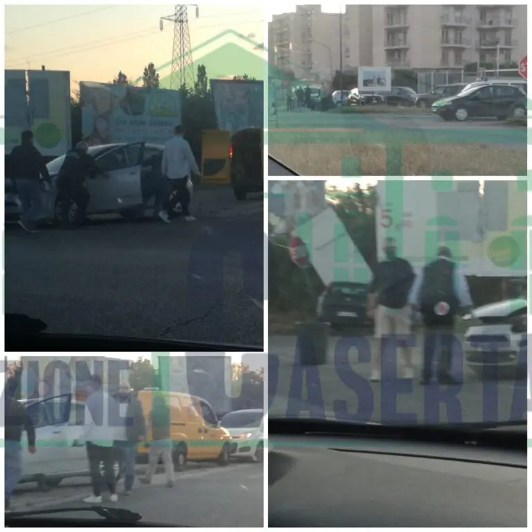 Schianto ai Giardinetti, auto fuori strada travolge cartelloni. LE FOTO