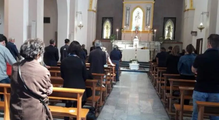 Palloncini e lacrime a distanza, l’addio ad Augusto morto nel sonno a 14 anni