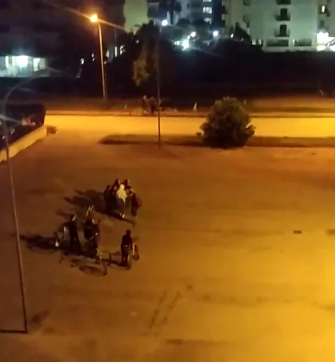 Assembramenti di ragazzini senza mascherine nel quartiere: scoppia la bufera (VIDEO)
