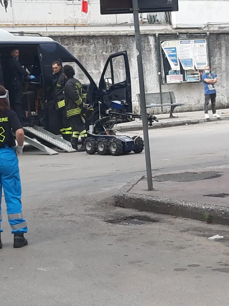 FOTO E VIDEO. Valigetta sospetta, arrivano artificieri: le ultime dal posto