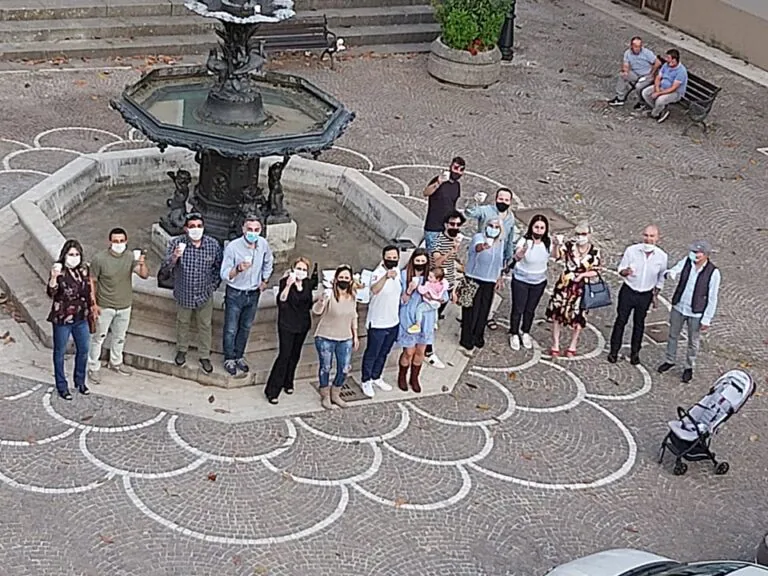 I parrucchieri hanno riaperto: brindisi in piazza col sindaco