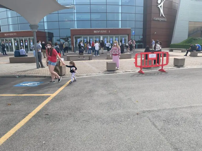 Campania riapre con fila ma a distanza e con percorsi. Ecco lo shopping della Fase2. VIDEO E FOTO
