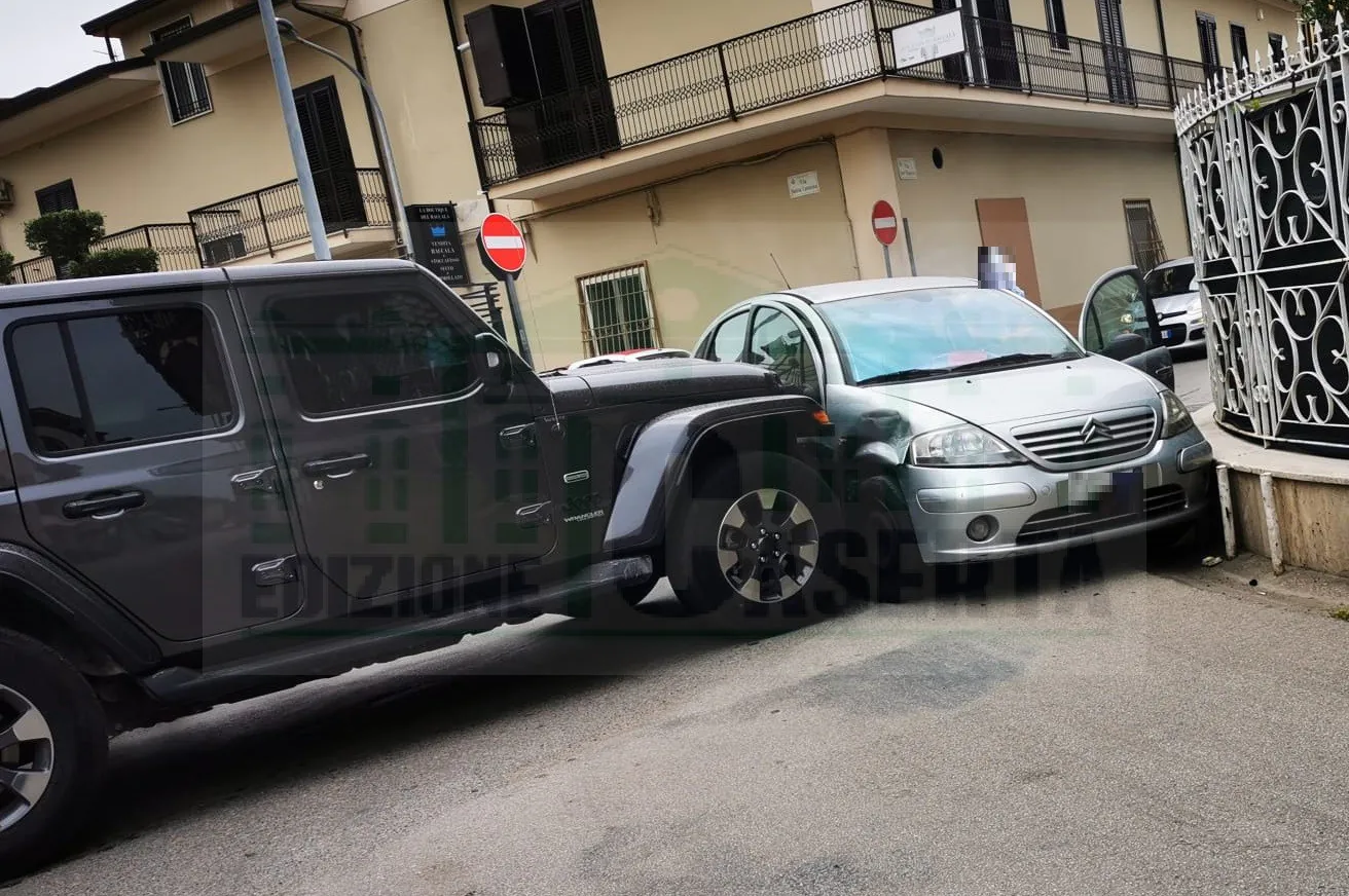 Schianto al confine tra le due città, paura per un automobilista. FOTO