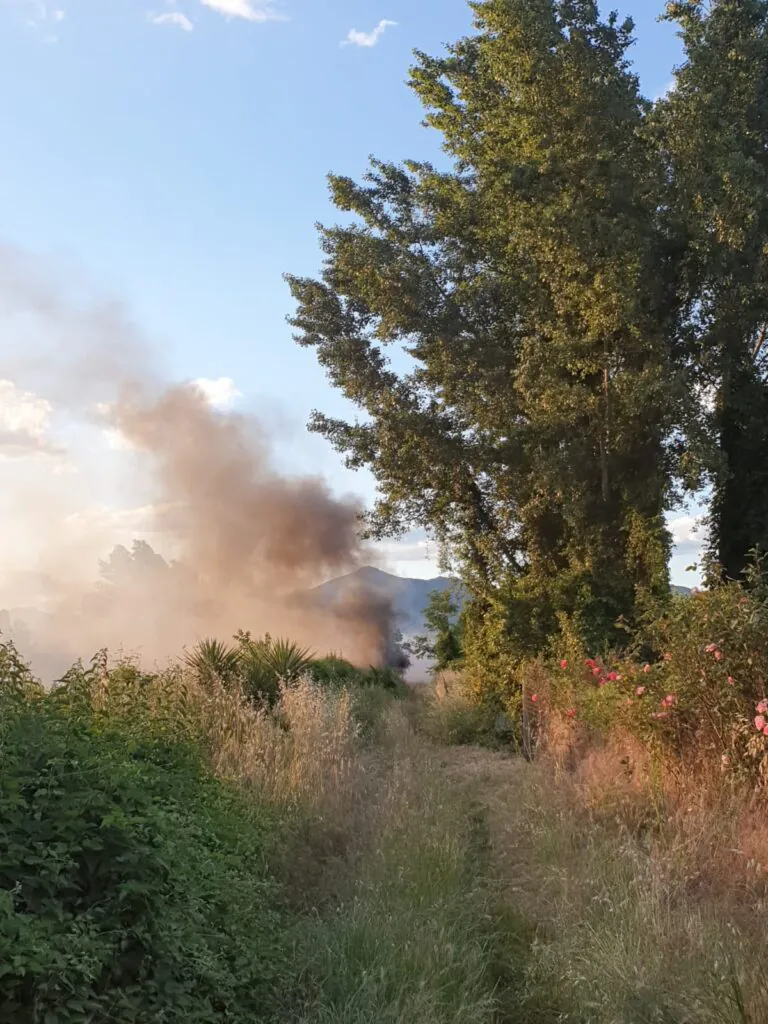 Appiccano incendio al confine tra due città, arrivano vigili e pompieri. FOTO E VIDEO