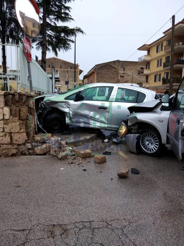 ULTIM’ORA: incidente all’incrocio. Distrutto anche il muro