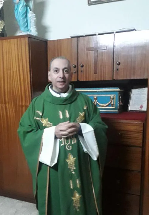 Inno di Mameli e canti mariani, il parroco: “La mia comunità unita contro la pandemia”