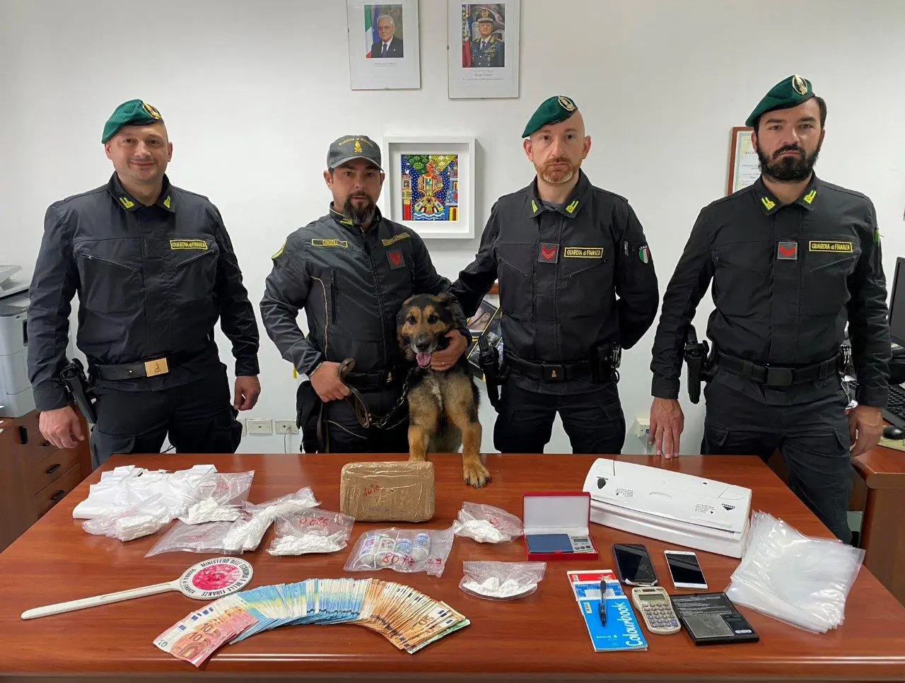 Bar riapre e raccoglie ordini su chat ma sono quelli della droga: nel retrobottega quasi 2 chili di cocaina. FOTO
