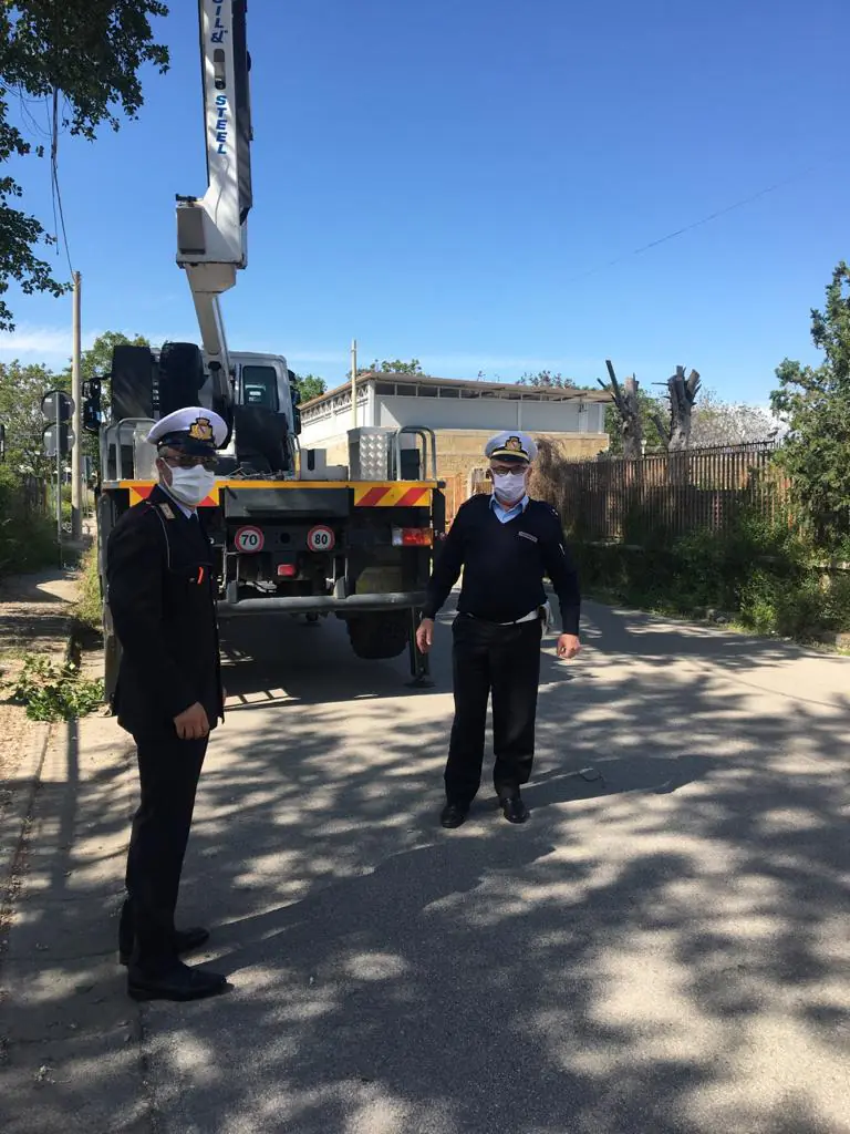Si spezza cavo della corrente: vigili sul posto
