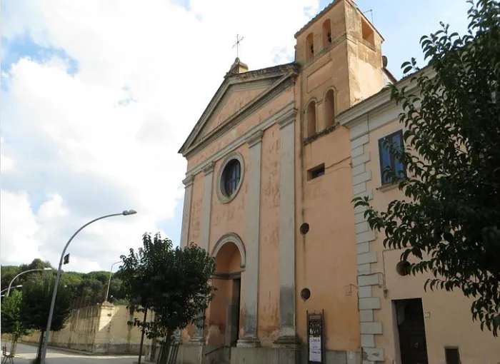 Incidente in chiesa per don Antonio: caduto dalla scala