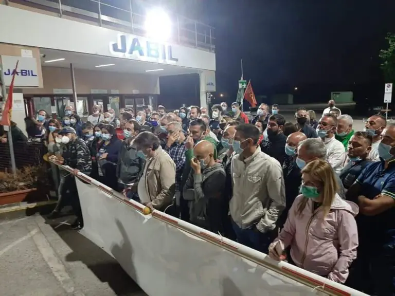 Jabil, il dramma dei licenziati: famiglie intere senza stipendio