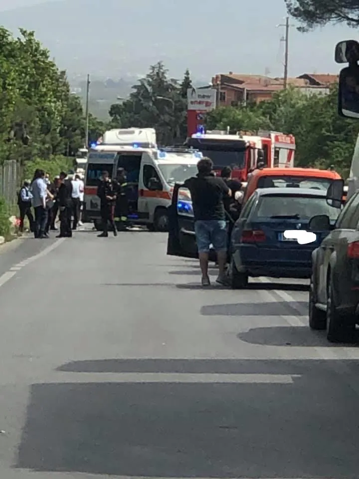 Pregiudicati in coda per l’incidente: all’improvviso scatta il blitz antidroga