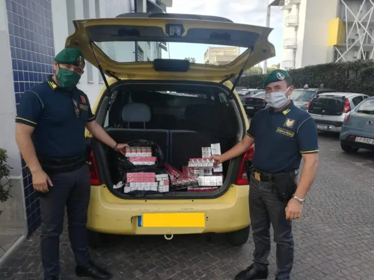 Fa contrabbando di sigarette ma prende reddito di cittadinanza, beccato dalla Finanza con le bionde. FOTO