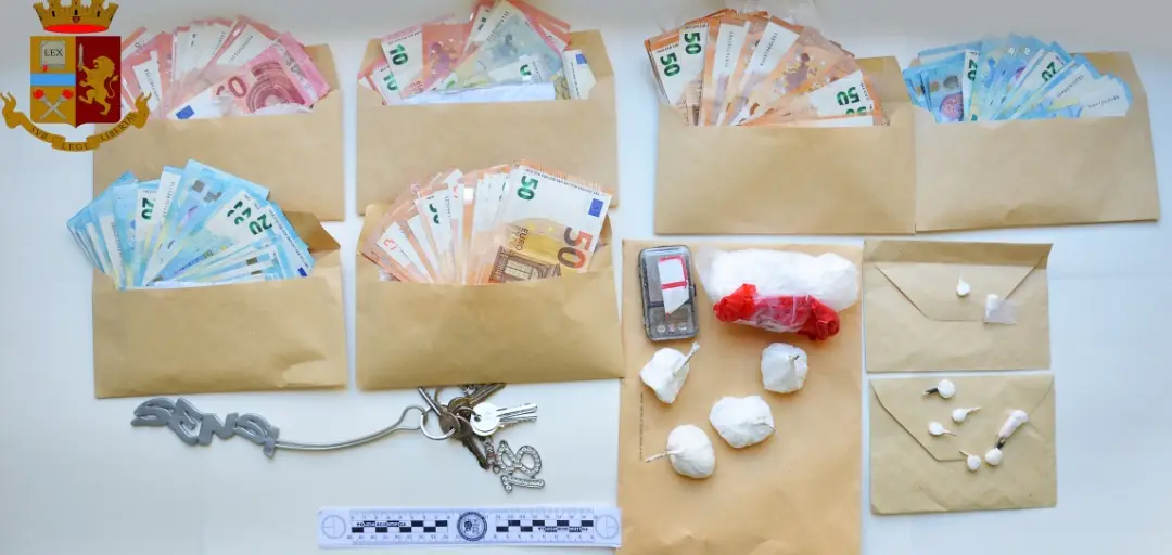Viavai di clienti pure col lockdown per la coca, donna ha in casa una fortuna