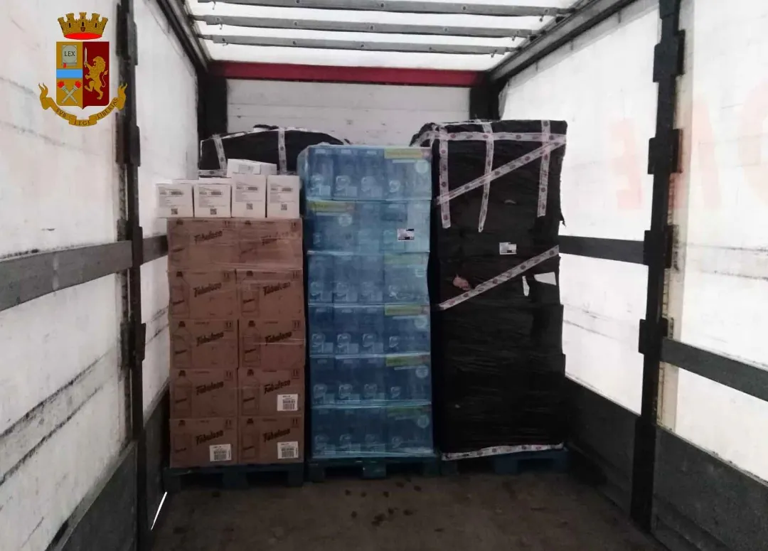 Truffa da 30mila euro sui prodotti igienici, blitz della polizia. FOTO