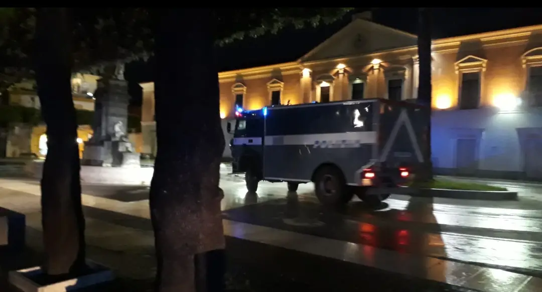 Mezzi della polizia in centro, sanificazione in atto. Foto