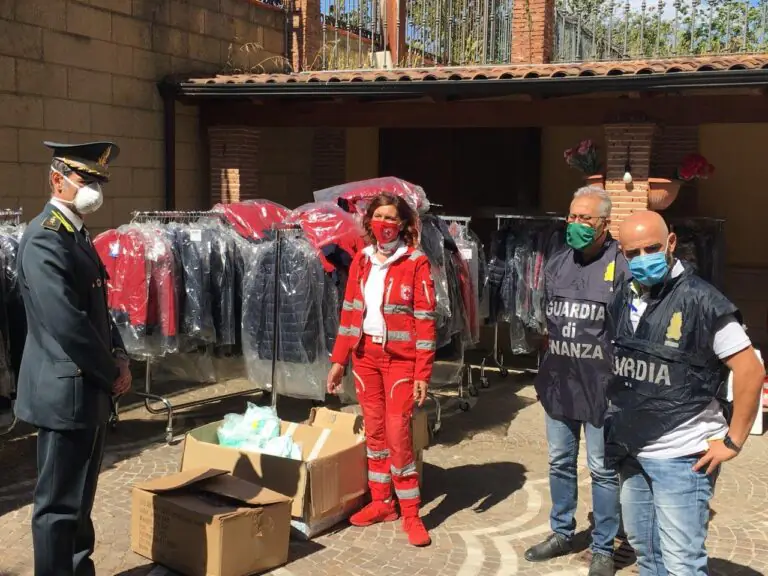 Fiamme gialle, cuore d’oro: donati alla Croce Rossa i capi Fay e Piquadro sequestrati a Marcianise