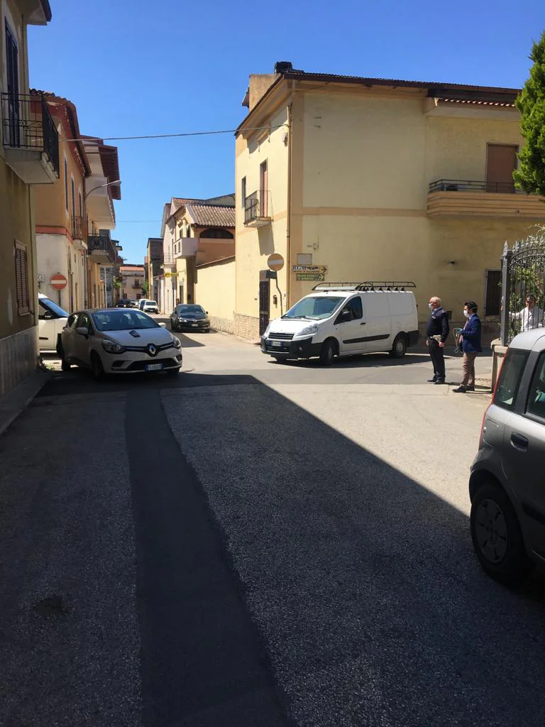Gli ammacca l’auto all’incrocio e scappa