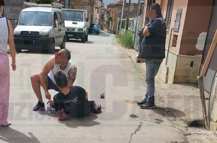 Centra muro, palo e tubo e ‘vola’ dallo scooter: ferito barista