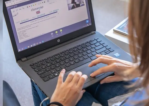 Ingiurie al docente durante la lezione online, scatta l’indagine