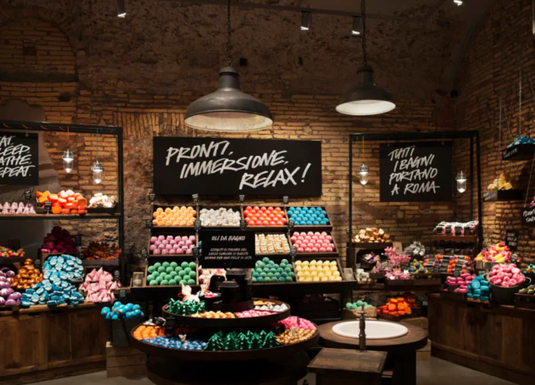 La nuova frontiera dello shopping da Lush: scaglie di sapone ai clienti e ordine già pronto prima di arrivare