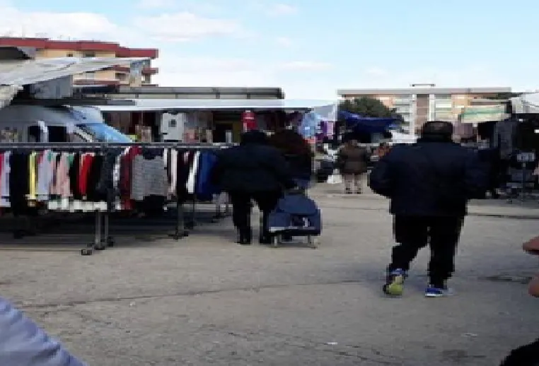 Riapre domenica il mercato settimanale ma solo per l’alimentare
