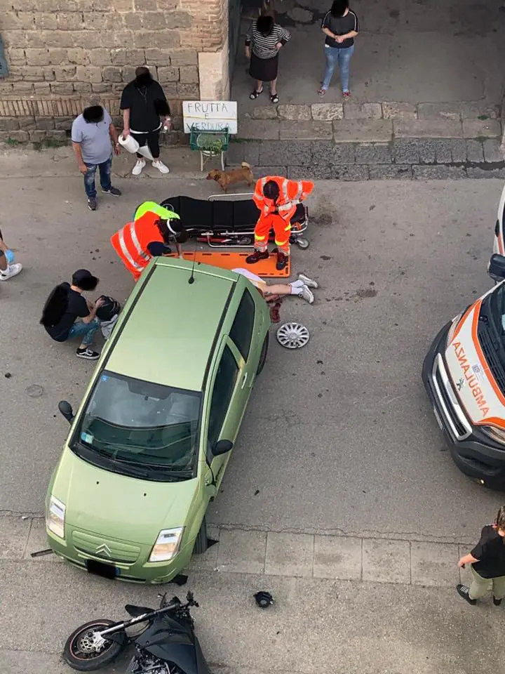 Auto contro moto, corsa all’ospedale per giovane centauro. FOTO