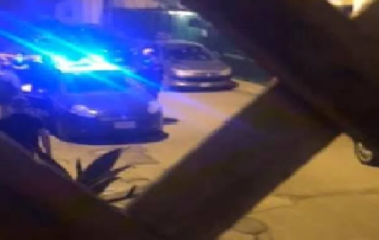 Banditi scatenati: 3 ragazzini rapinati di soldi e smartphone, arriva l’Arma. Saccheggiate pure auto
