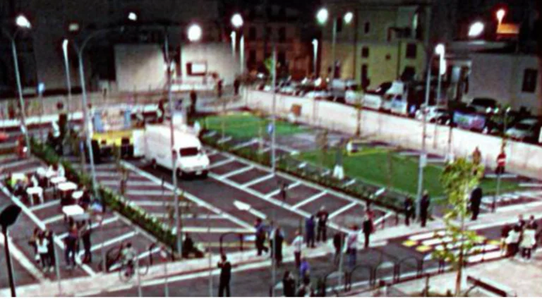 Lanci di pietre dal parcheggio: scatta l’indagine