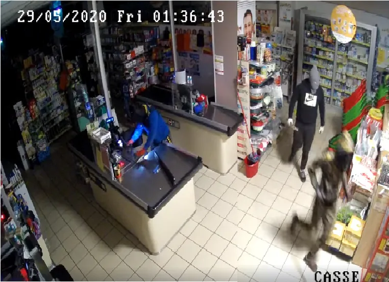 Doppio colpo al supermercato, 4 nei guai