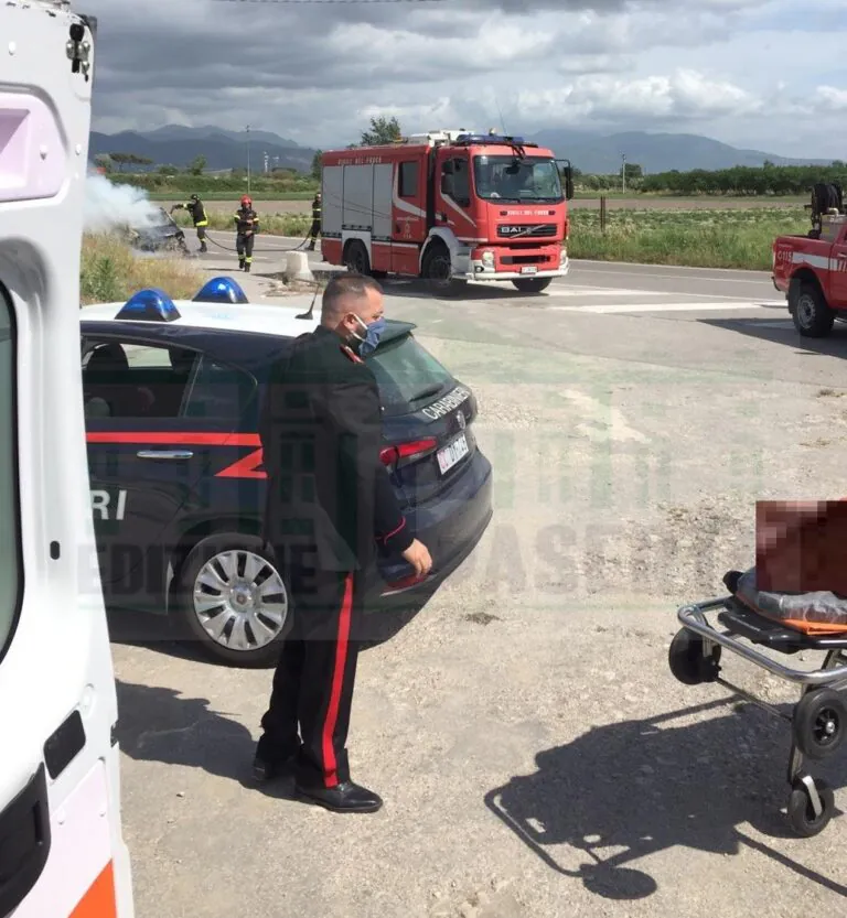 Intrappolato nell’auto in fiamme, salvato in extremis. Indagini su gesto estremo. FOTO