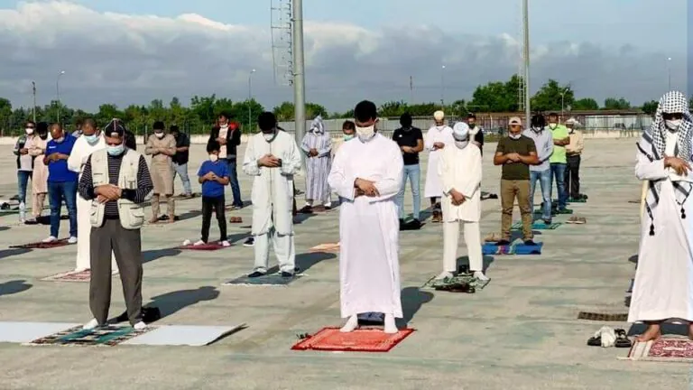 Ramadan al tempo del Covid, fedeli pregano (a distanza) al mercato. Il messaggio di don Antonio