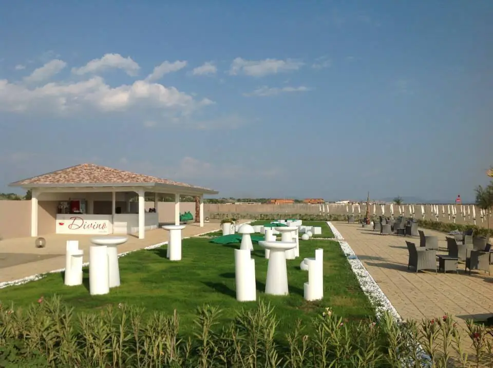 Neanche il tempo di riaprire: saccheggiato noto lido del litorale casertano