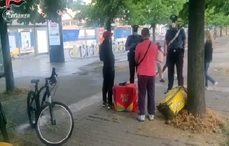 “Mille euro o ti accoltello”, rider minaccia ex datore lavoro