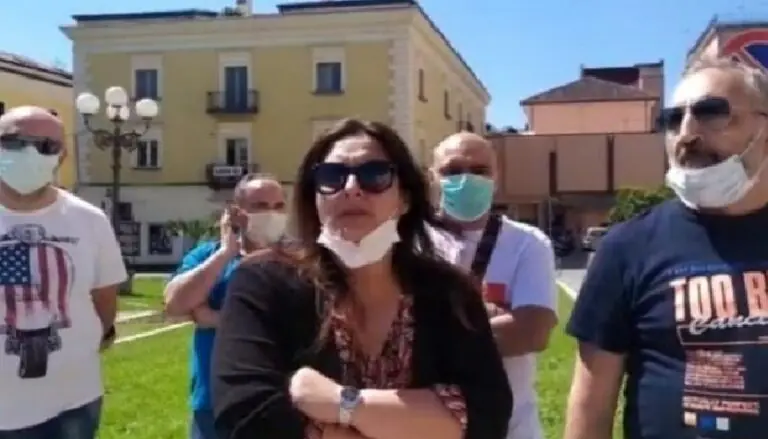 Oss ancora senza contratto, protesta in Prefettura: “Pronti a gesti estremi”