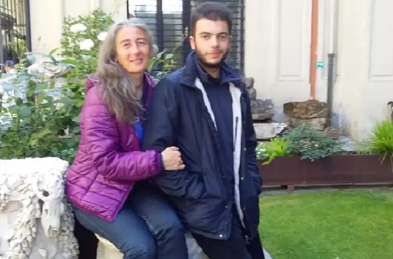 Trenta coltellate alla madre: “Fermati, ti prego”. I fantasmi di Rubina e quel rapporto morboso